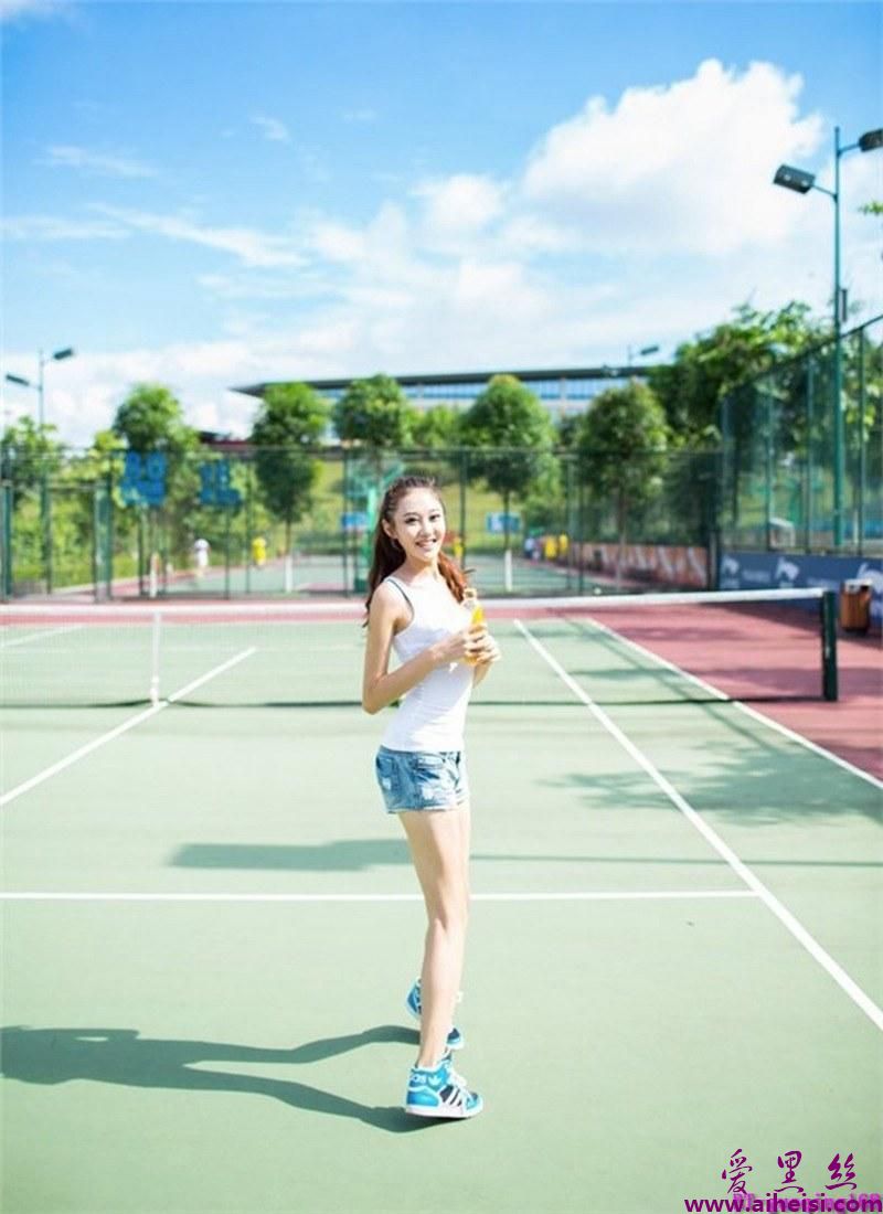 清纯美女校花校园内高清写真