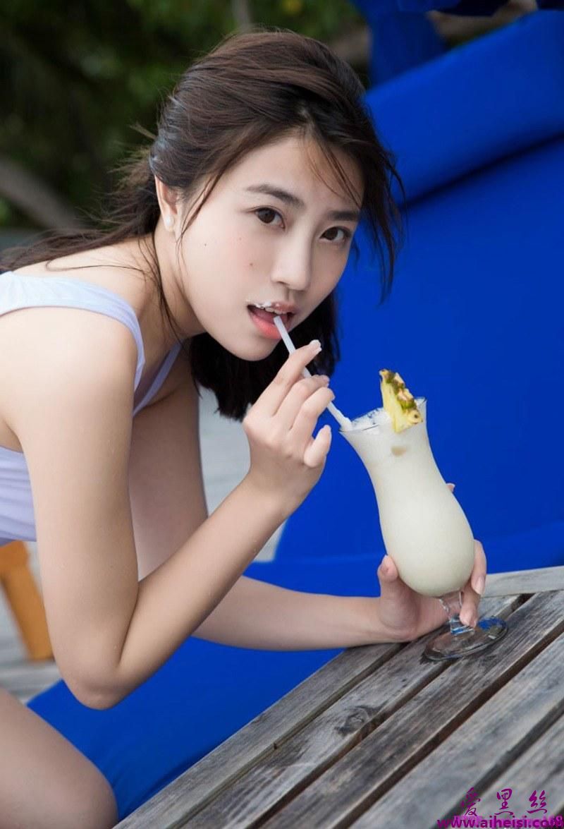 白嫩妹子许诺Sabrina马尔代夫旅拍清新抚媚高清图片