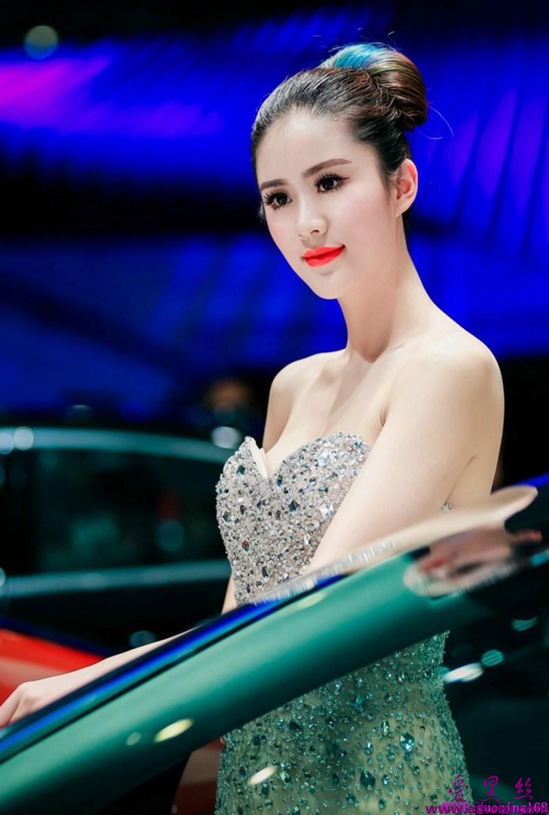 惊艳车模白皙肌肤高贵华丽写真