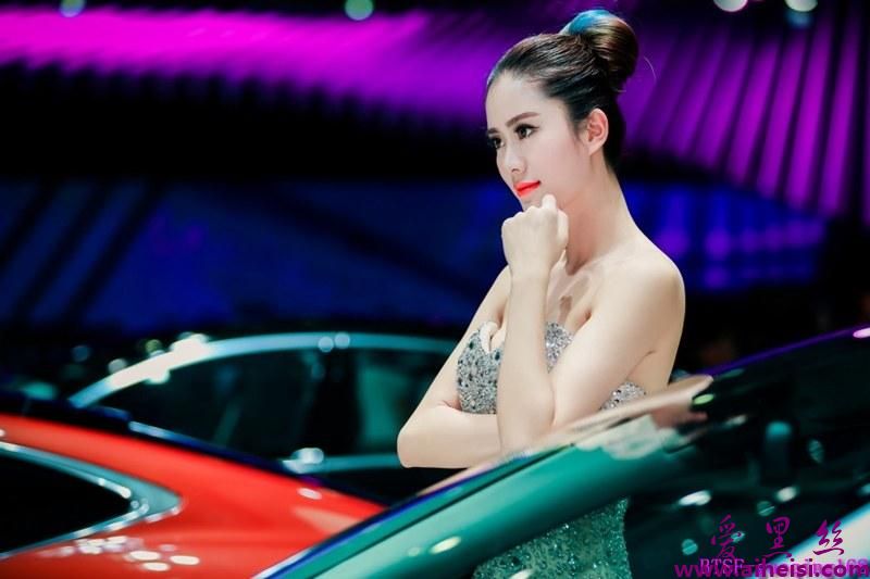 惊艳车模白皙肌肤高贵华丽写真