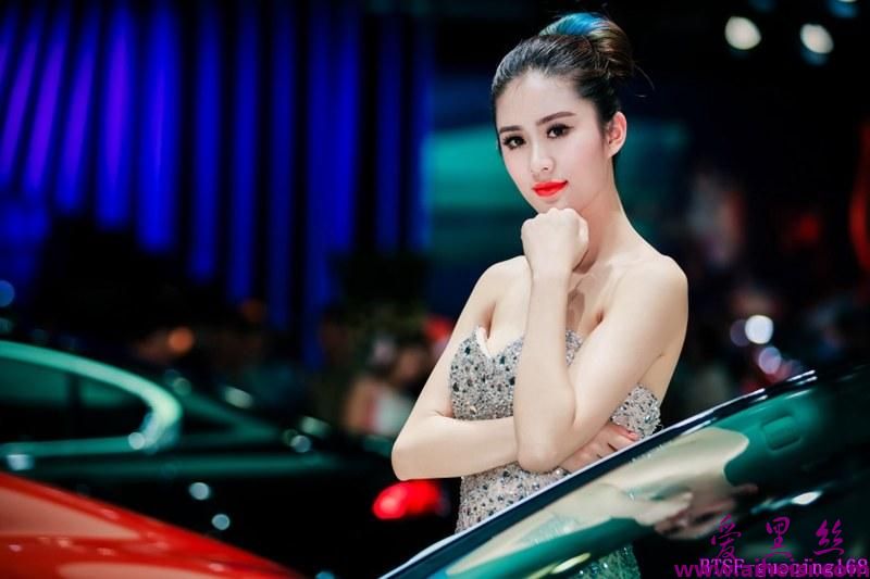 惊艳车模白皙肌肤高贵华丽写真