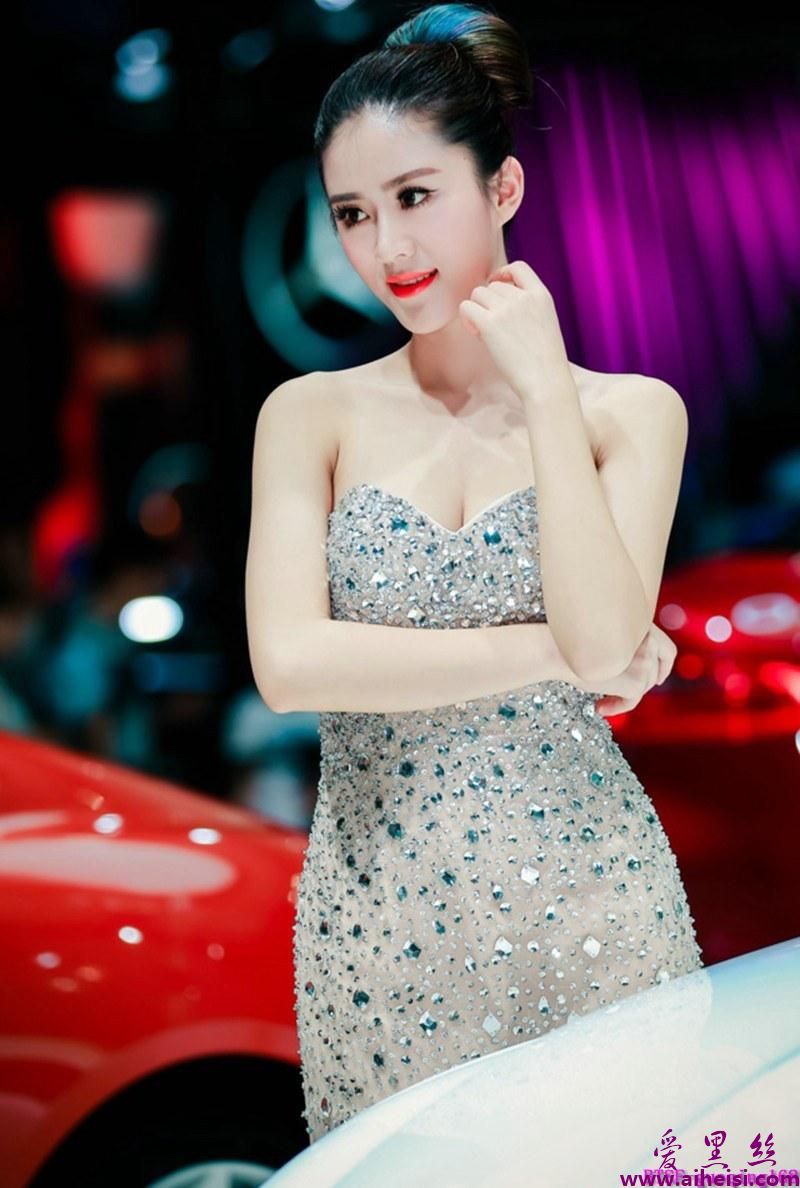 惊艳车模白皙肌肤高贵华丽写真