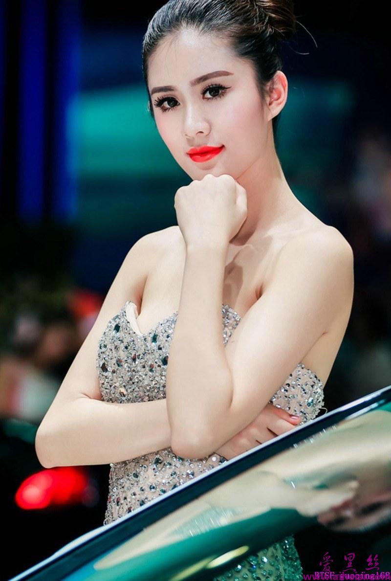 惊艳车模白皙肌肤高贵华丽写真