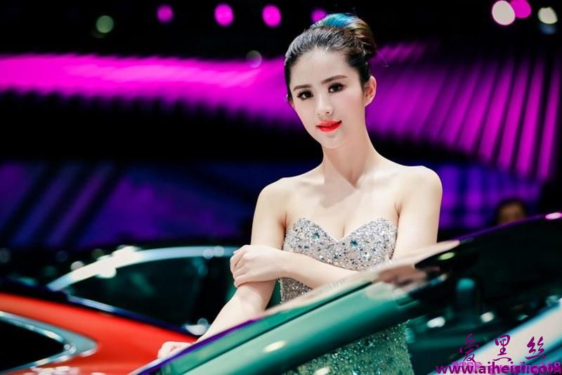 惊艳车模白皙肌肤高贵华丽写真