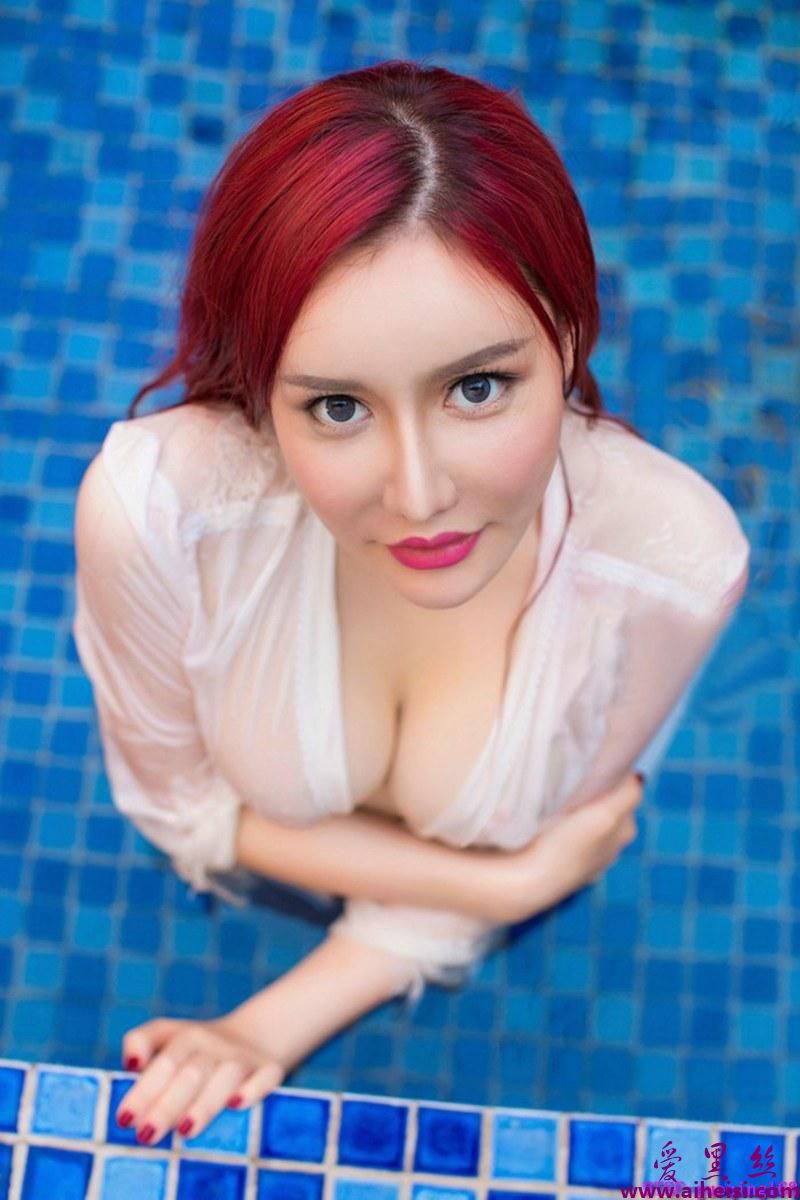 翘臀美女陈宝拉泳池边性感艺术照