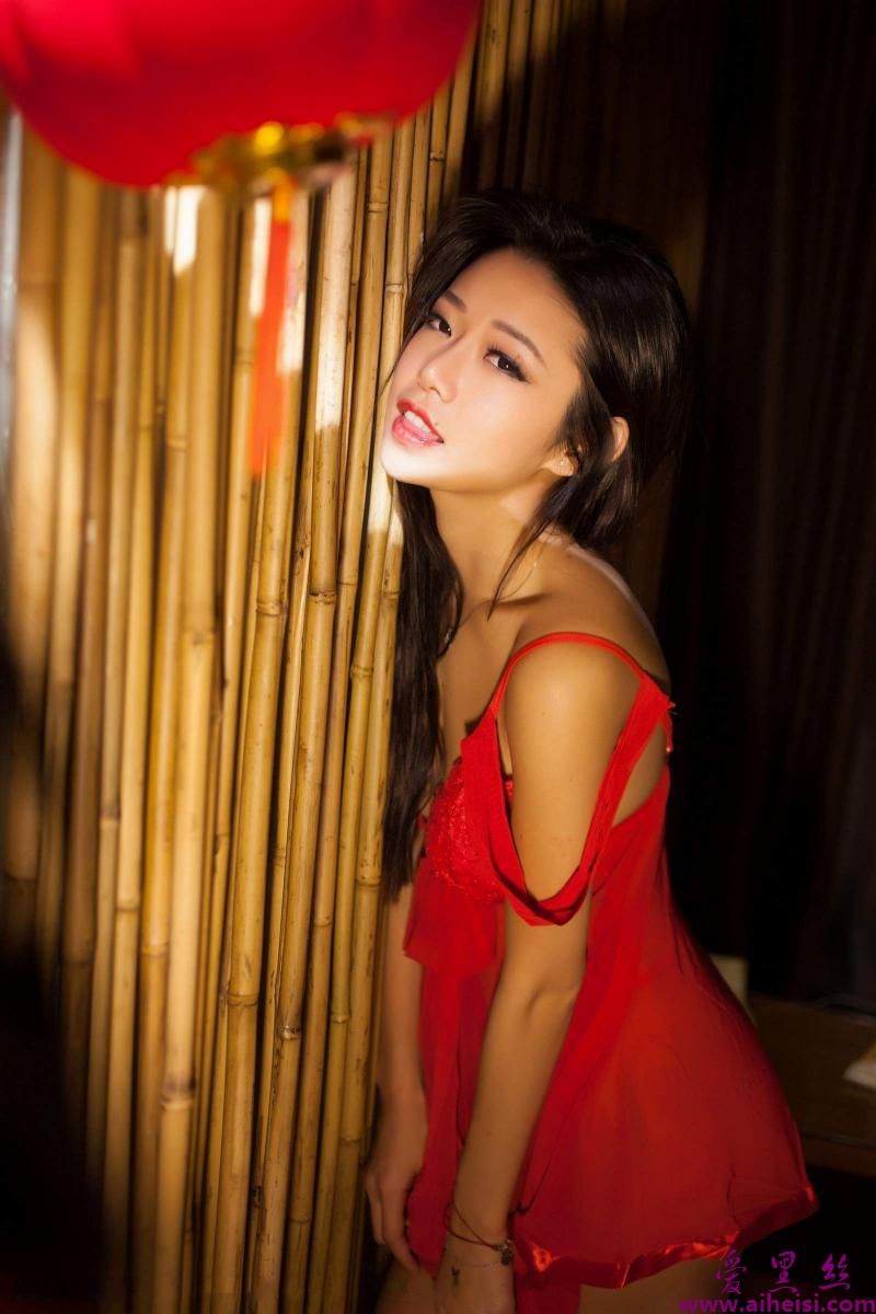 李凯诗穿情趣内衣在床上搔首弄姿