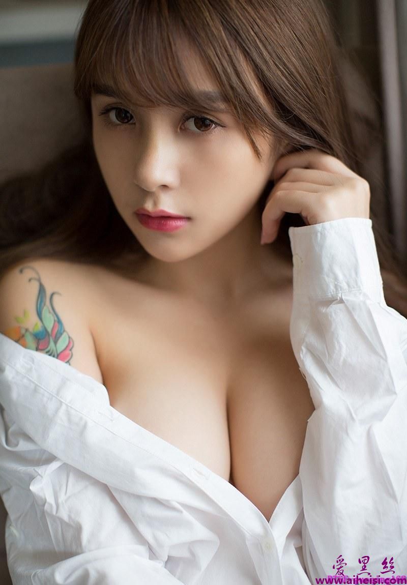 嫩妹夏美酱白嫩胸器诱惑