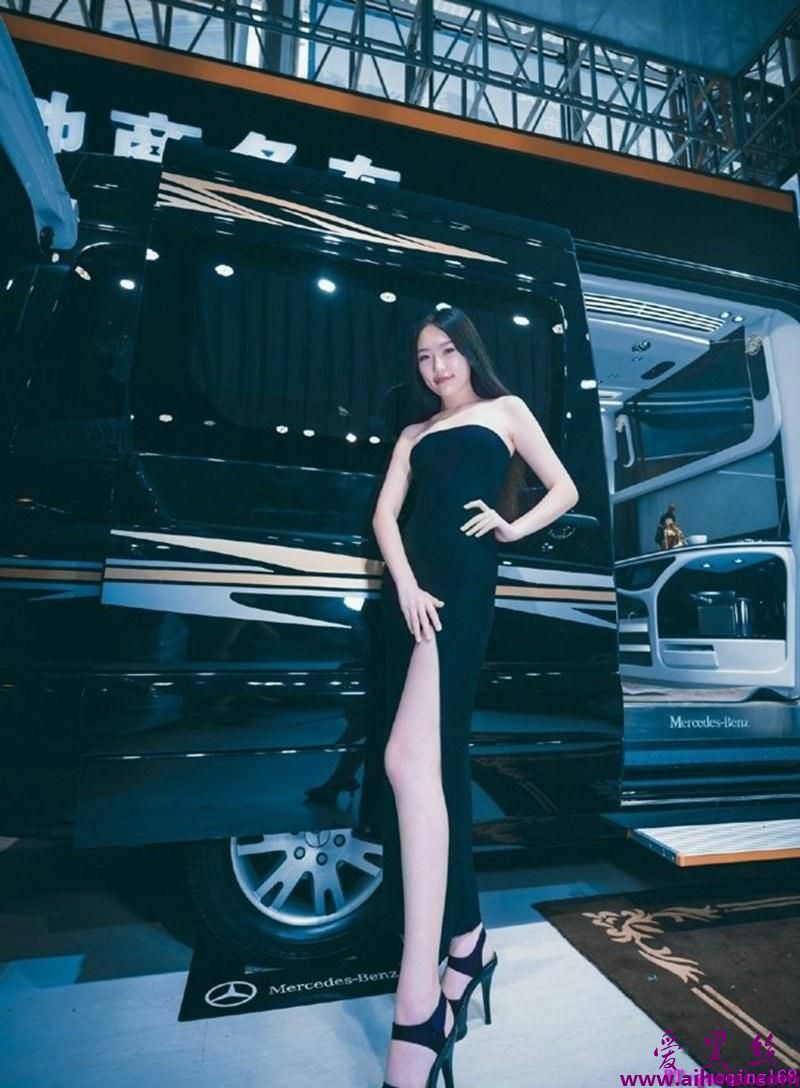 哈尔滨车展上的美腿车模姿态撩人性感美图