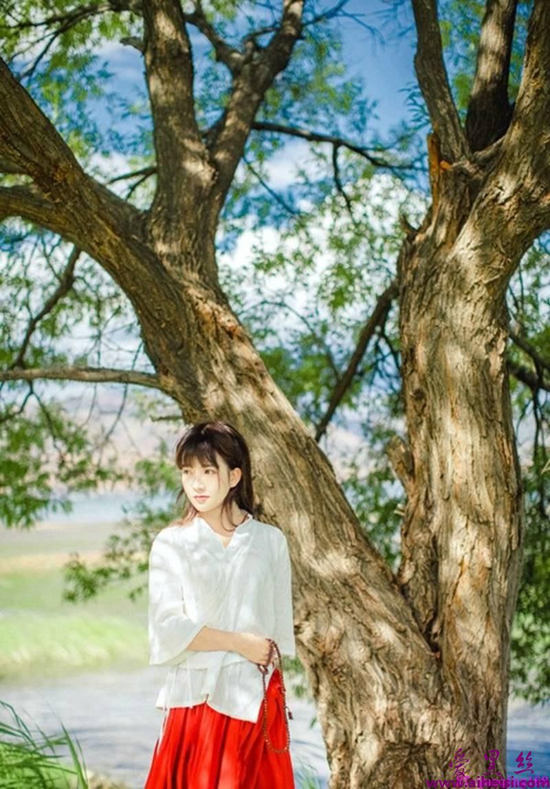 古典气质文艺少女散发大自然之美唯美写真