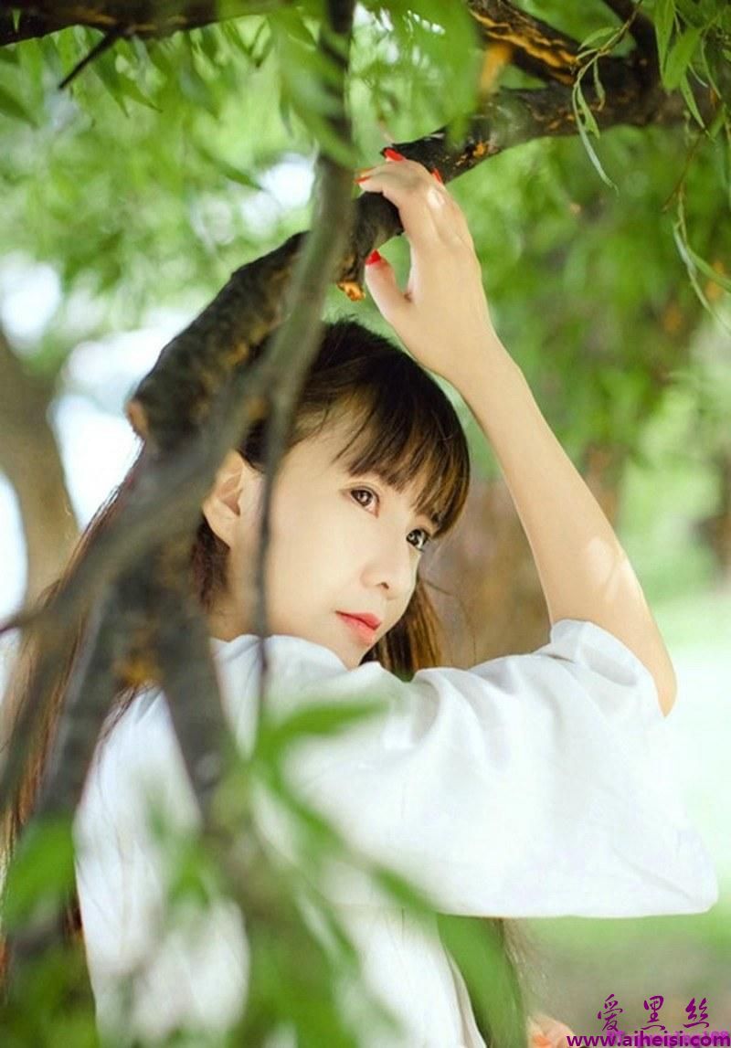 古典气质文艺少女散发大自然之美唯美写真