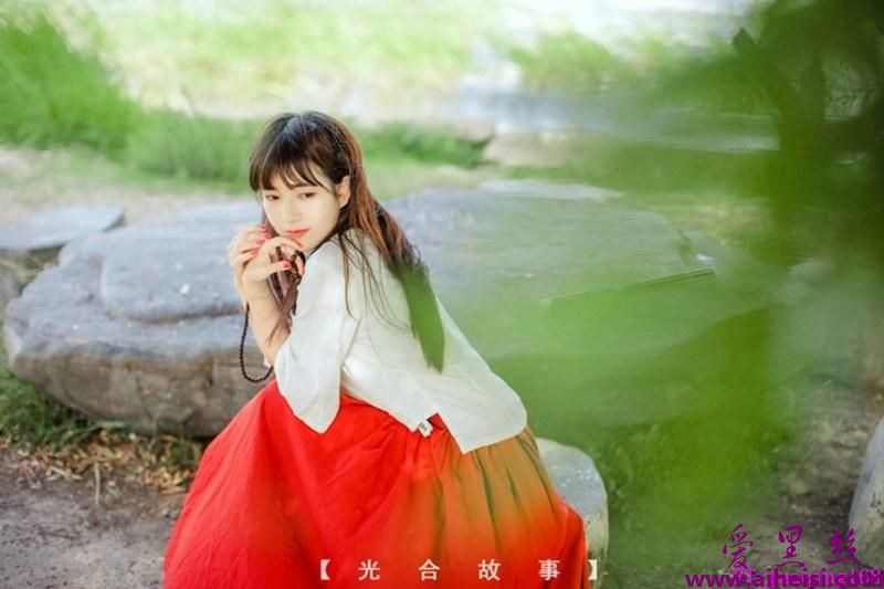 古典气质文艺少女散发大自然之美唯美写真
