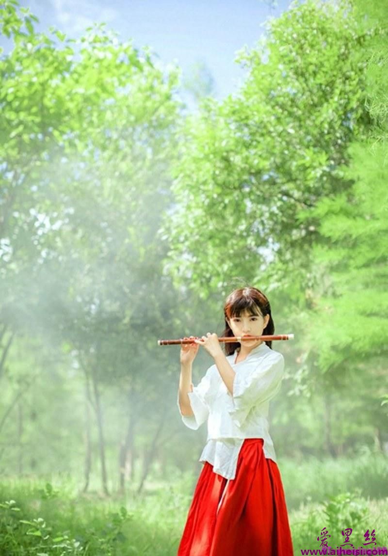 古典气质文艺少女散发大自然之美唯美写真