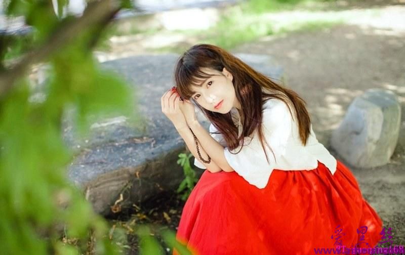 古典气质文艺少女散发大自然之美唯美写真