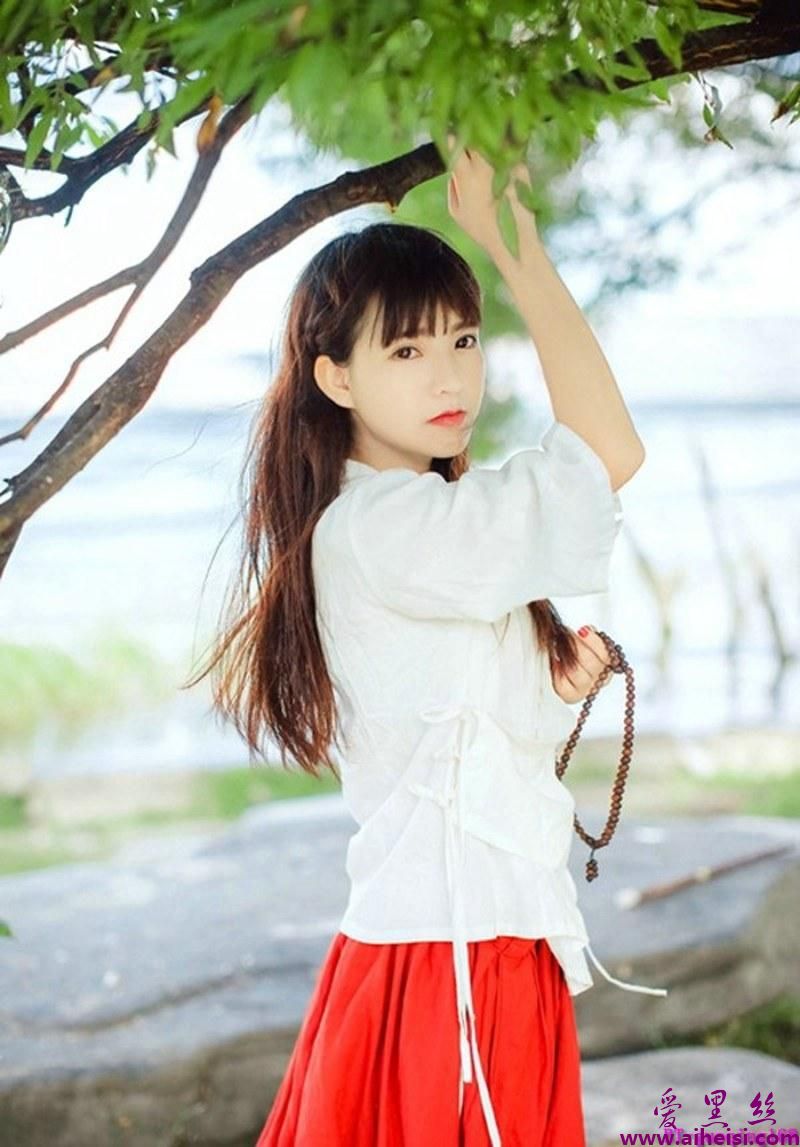 古典气质文艺少女散发大自然之美唯美写真