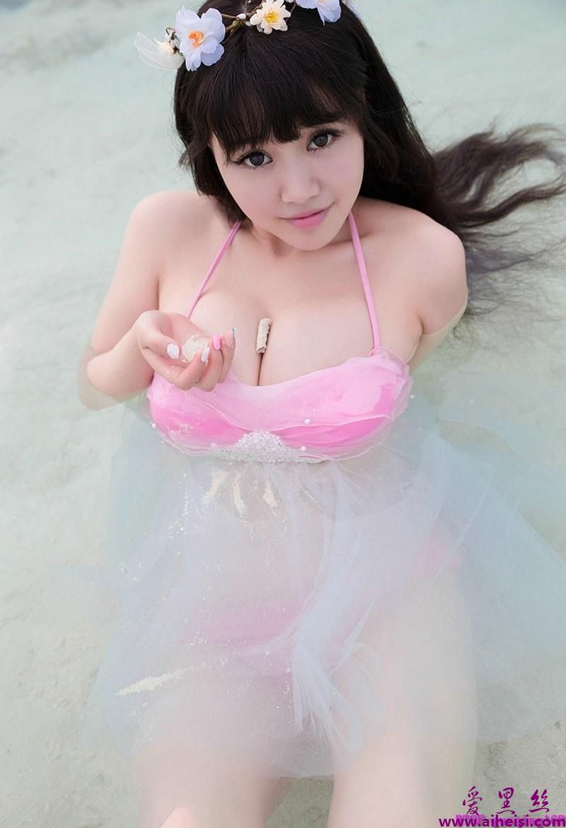 白胖爆乳美女可儿童颜巨乳海边开心玩耍高清摄影