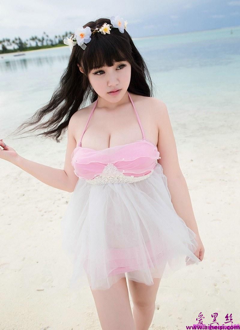 白胖爆乳美女可儿童颜巨乳海边开心玩耍高清摄影