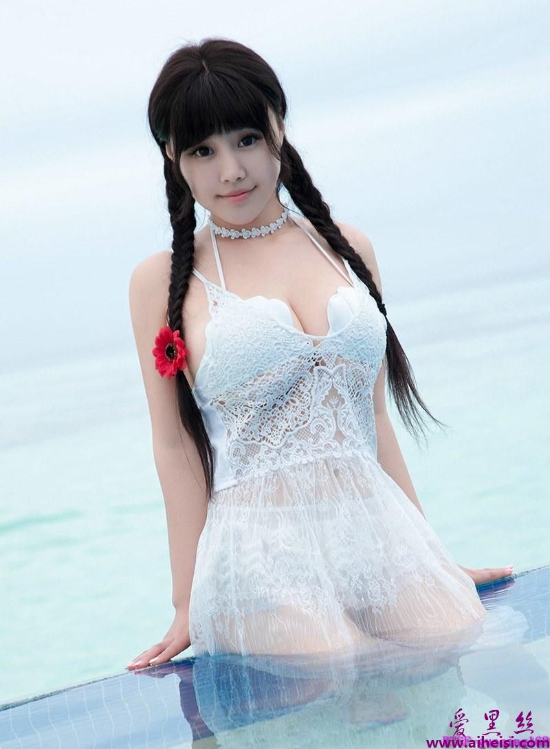 白胖爆乳美女可儿童颜巨乳海边开心玩耍高清摄影