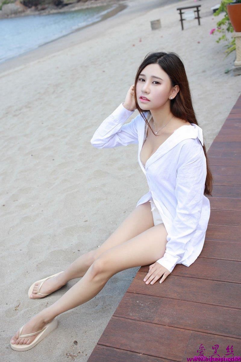 宅男女神楚楚Milk性感丁字裤诱惑海边艺术写真