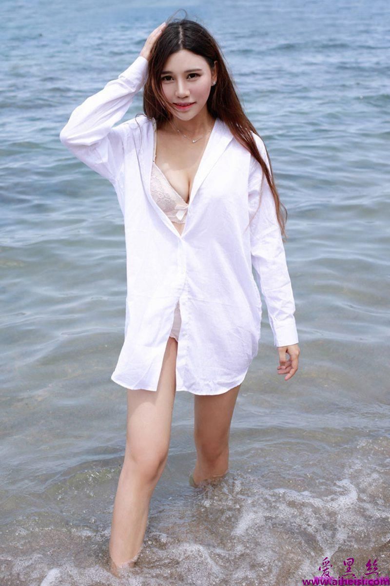 宅男女神楚楚Milk性感丁字裤诱惑海边艺术写真