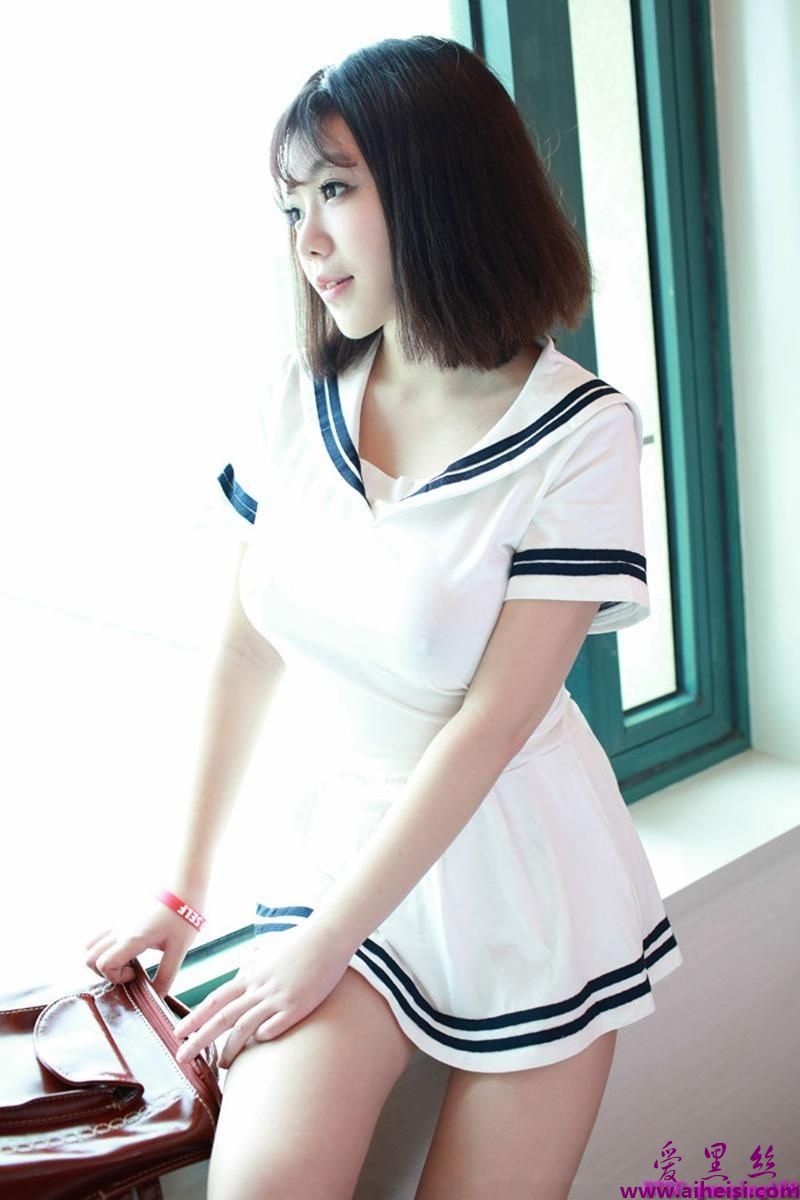 巨乳美女刘飞儿白色制服凸点照小姨的诱惑