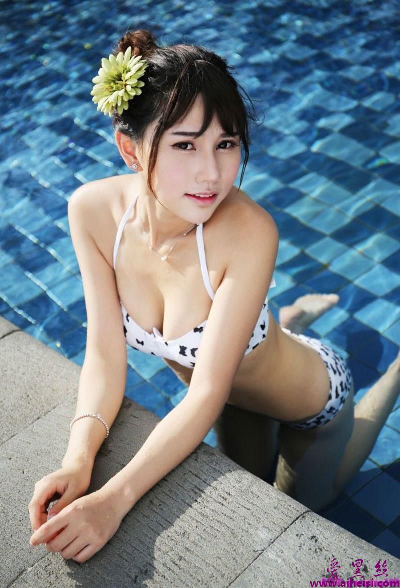 小清新小美女Milk楚楚阳光沙滩比基尼旅拍