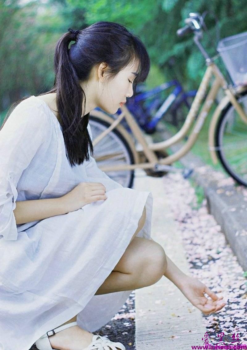 小清新美女校园内唯美写真