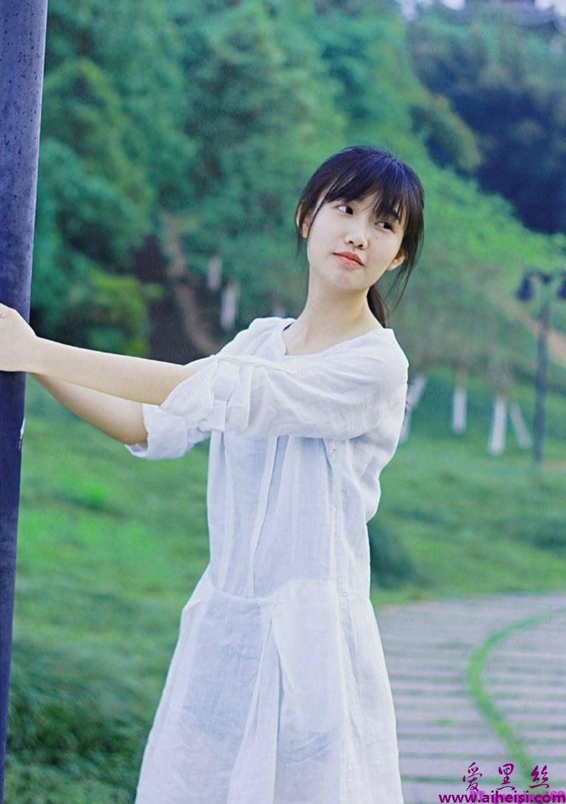 小清新美女校园内唯美写真