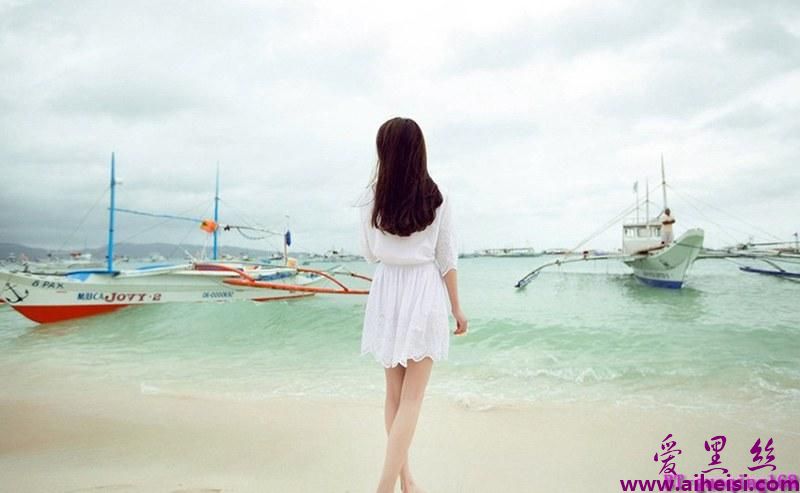 可爱白衣美女海边拍写真