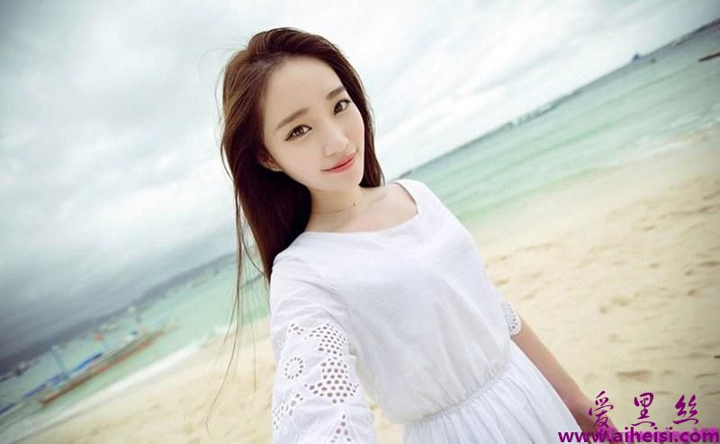 可爱白衣美女海边拍写真