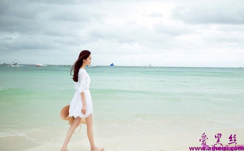 可爱白衣美女海边拍写真