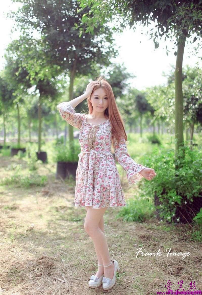 甜美可爱碎花裙美女户外迷人唯美写真