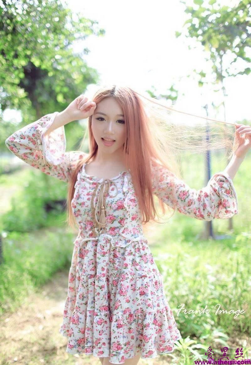 甜美可爱碎花裙美女户外迷人唯美写真