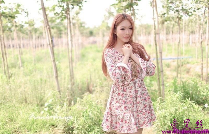 甜美可爱碎花裙美女户外迷人唯美写真
