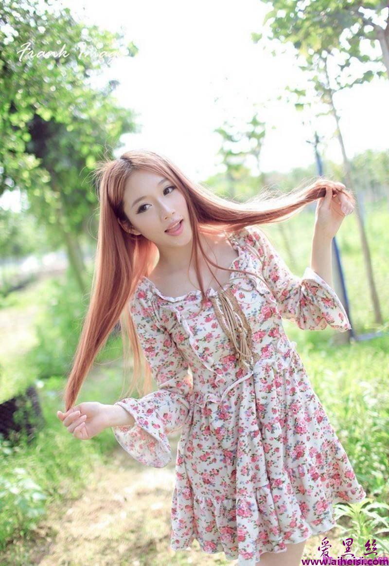 甜美可爱碎花裙美女户外迷人唯美写真