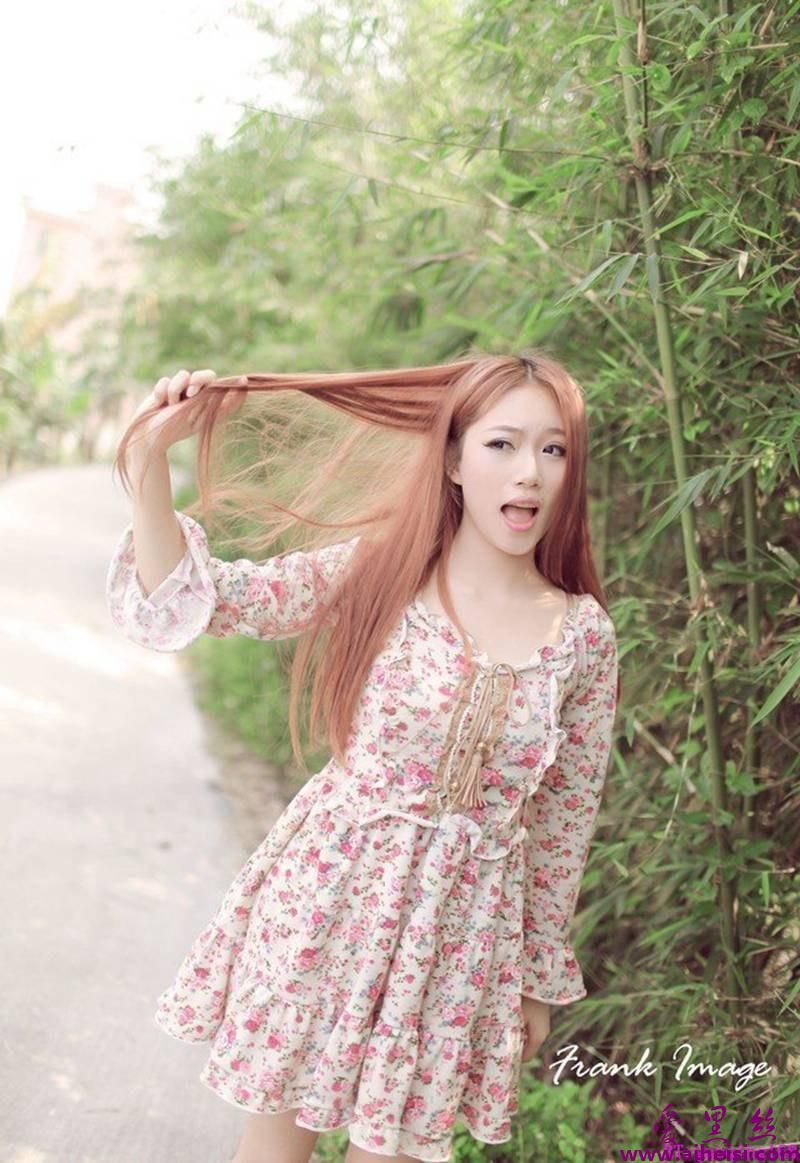 甜美可爱碎花裙美女户外迷人唯美写真