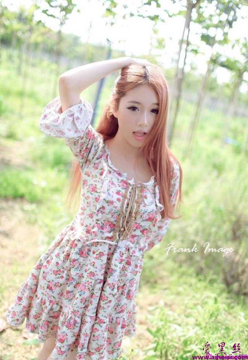 甜美可爱碎花裙美女户外迷人唯美写真