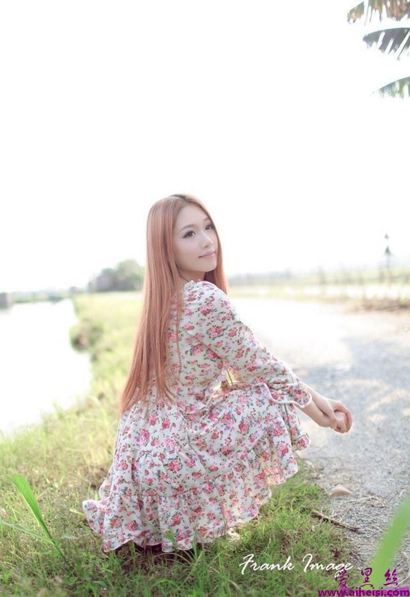 甜美可爱碎花裙美女户外迷人唯美写真