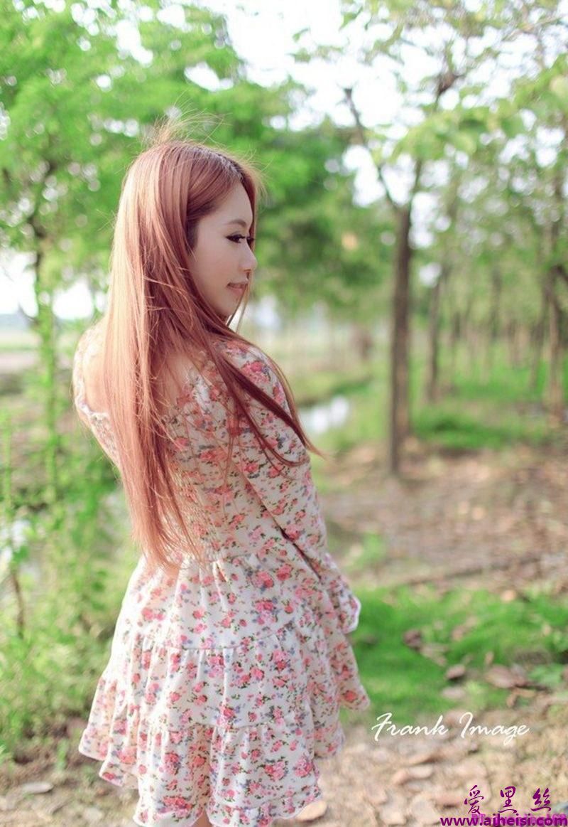 甜美可爱碎花裙美女户外迷人唯美写真