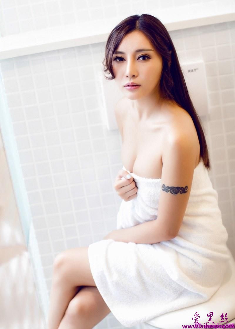 少妇风骚乐乐浴巾遮体大尺度写真