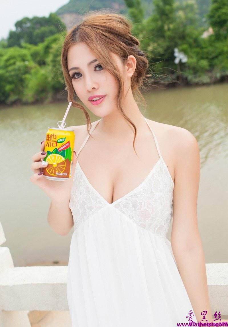 甜妹儿妍妍大秀深V乳沟事业线