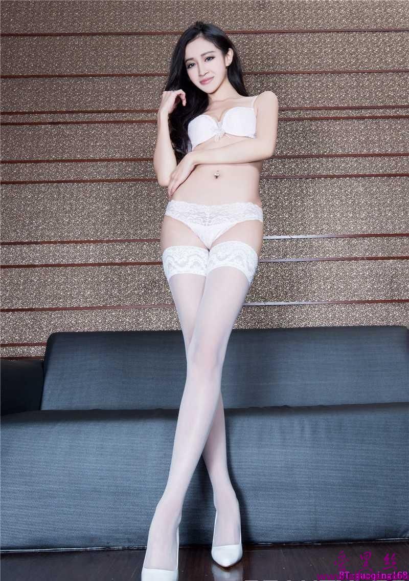 Avril穿丝袜秀修长美腿性感身材等你来