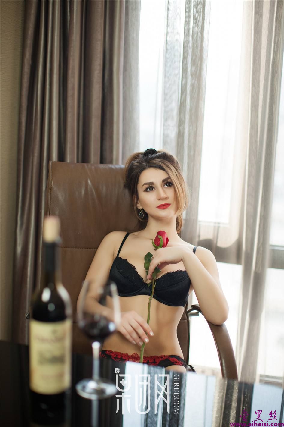 欧美豪乳蜂腰爆臀性感尤物黑丝内衣诱惑写真