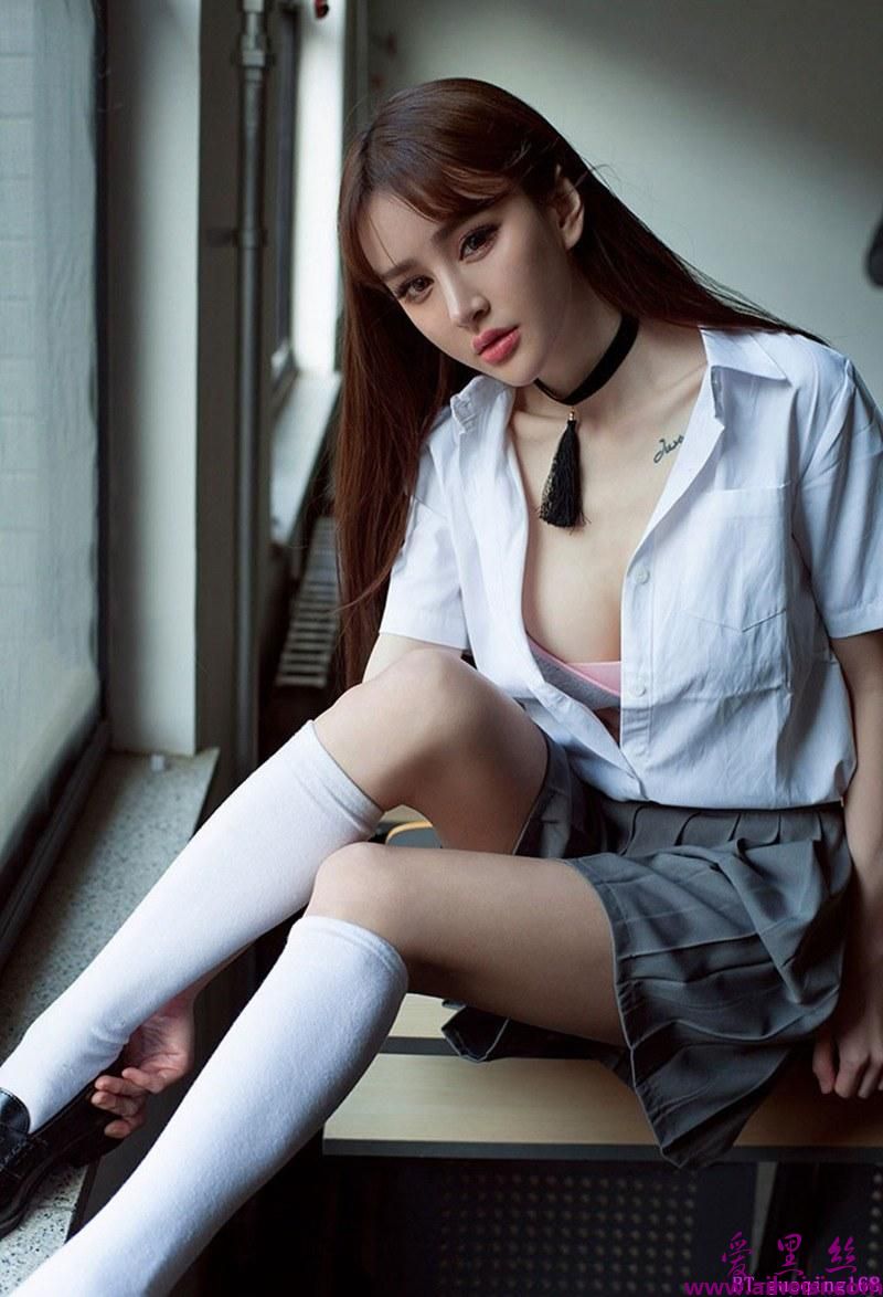 姐妹花制服诱惑窈窕迷人VS媚眼勾魂