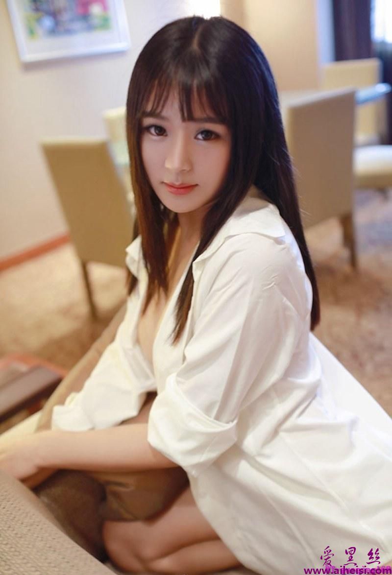 极品嫩妹思淇Sukiii脱掉衣服露出诱人身段