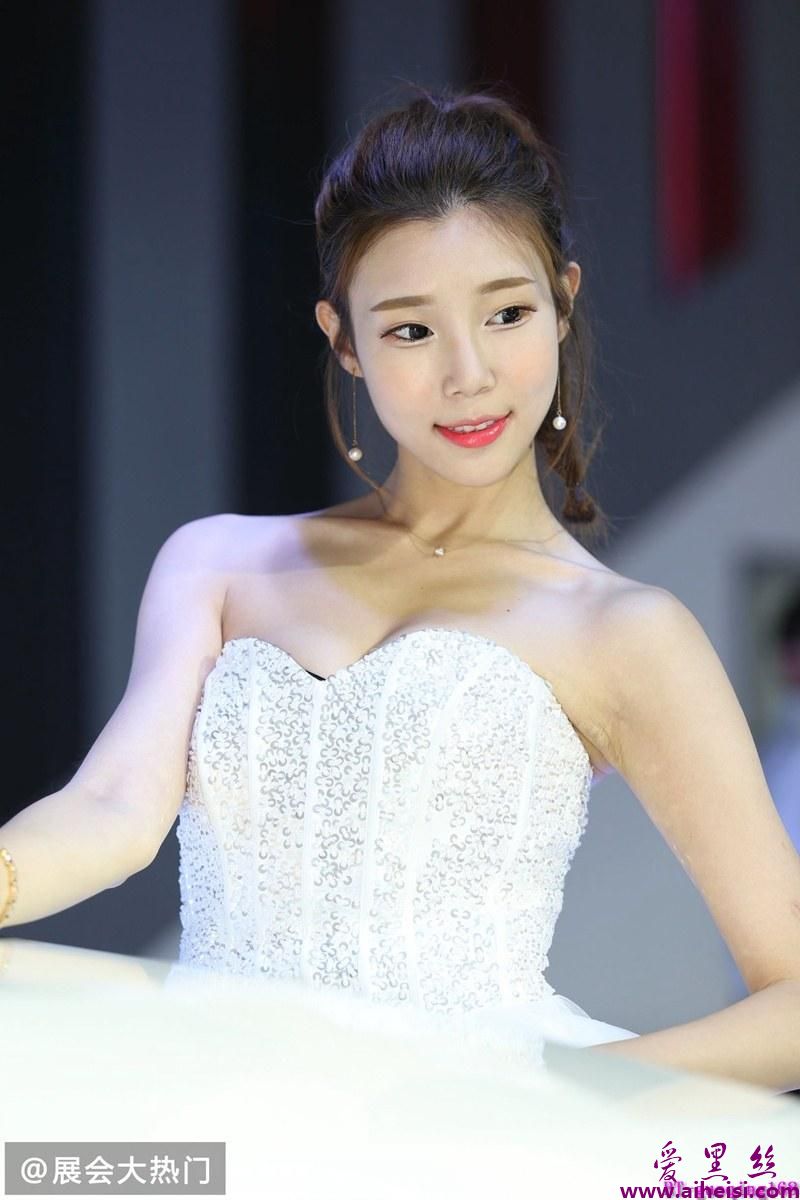 沈阳车展美女车模娇艳动人