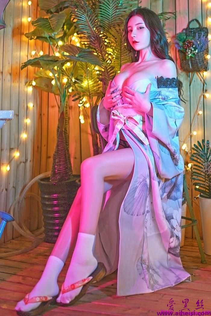 美女周于希半脱和服酥胸乱颤