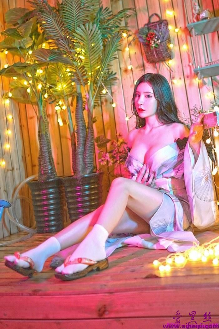 美女周于希半脱和服酥胸乱颤