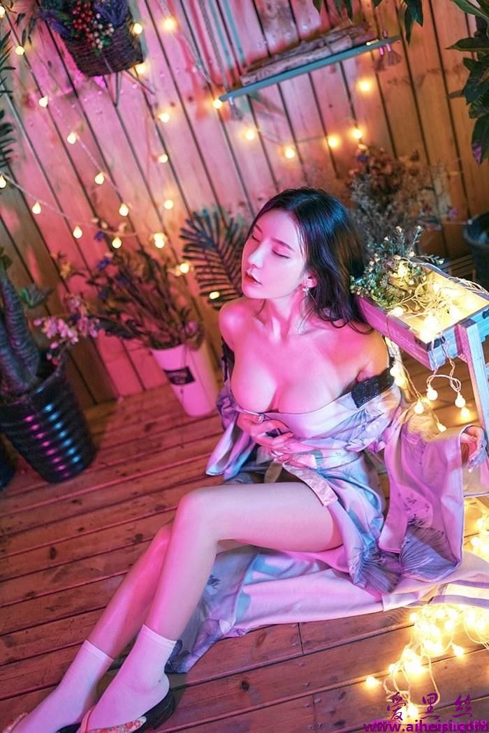 美女周于希半脱和服酥胸乱颤
