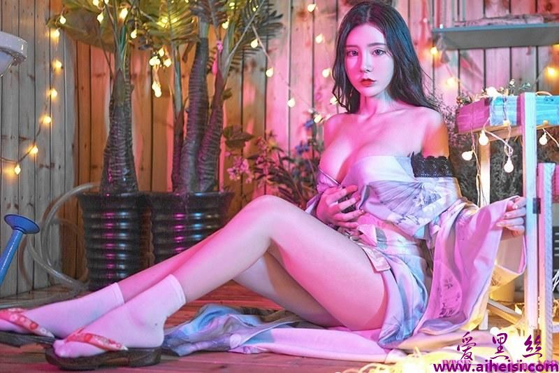 美女周于希半脱和服酥胸乱颤