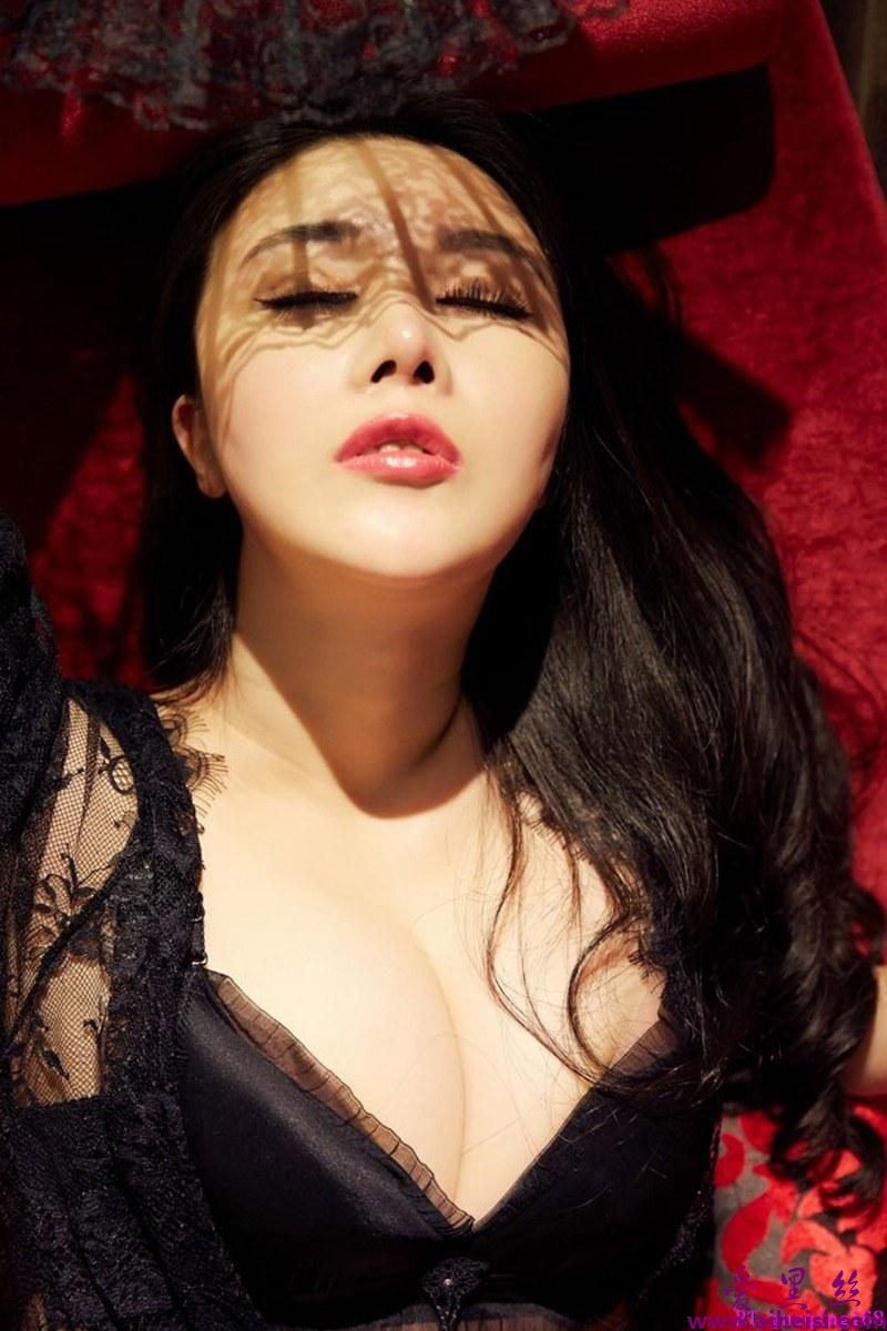 女郎萱萱性感蕾丝内衣美腿翘臀性感艺术摄影